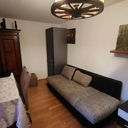 Kleine 1 Zimmer Ohne Kuche Aber Mit Herd Mikrowelle Wasserkocher Ect Appartamento
