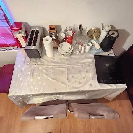 Appartamento Kleine 1 Zimmer Ohne Kuche Aber Mit Herd Mikrowelle Wasserkocher Ect Costanza
