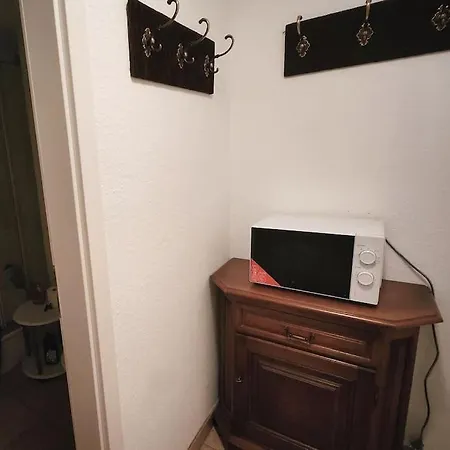 Kleine 1 Zimmer Ohne Kuche Aber Mit Herd Mikrowelle Wasserkocher Ect * Costanza