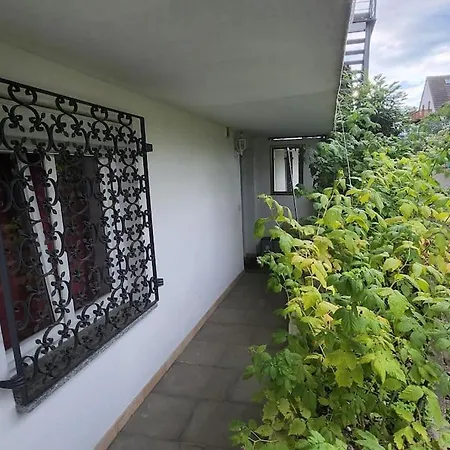 Kleine 1 Zimmer Ohne Kuche Aber Mit Herd Mikrowelle Wasserkocher Ect Appartamento *